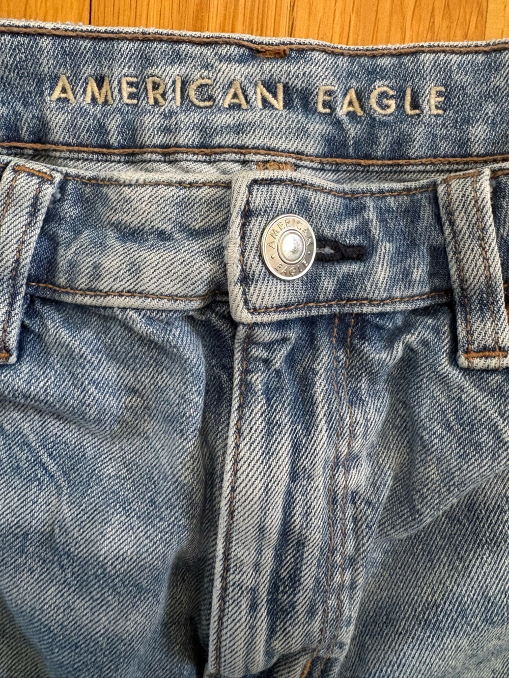 American Eagle Baggy Mom Shorts Light Wash Distressed Frayed Hem Size 4 - Picture 4 of 7